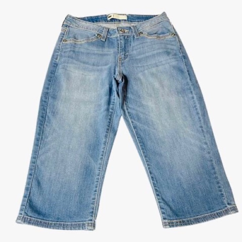 ❤️Levi’s mid rise light wash longer length Bermuda shorts with stretch size 6
